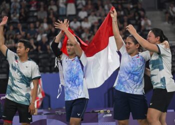 Kontingen Indonesia akhirnya meraih medali emas pertama di Paralimpiade 2024 Paris. Indonesia berjaya pada nomor ganda campuran klasifikasi SL3 - SU5 pada Paralimpiade 2024. Dua wakil Indonesia, Hikmat Ramdani-Leani Ratri Oktila dan Fredy Setiawan-Khalimatus Sadiyah bertemu pada partai puncak di Porte de la Chapelle Arena, Paris, Senin (2/9) siang WIB.(foto: NPC Indonesia)