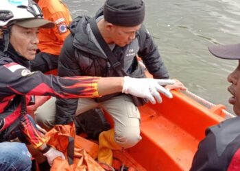 Proses pencarian bocah 3 tahun yang hilang tenggelam di Situ Cileunca, Kabupaten Bandung, oleh petugas gabungan.(Foto:Istimewa)