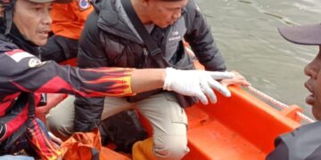 Proses pencarian bocah 3 tahun yang hilang tenggelam di Situ Cileunca, Kabupaten Bandung, oleh petugas gabungan.(Foto:Istimewa)