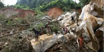 Tanah longsor yang terjadi di kawasan tambang ilegal di Kabupaten Solok, Provinsi Sumatra Barat.