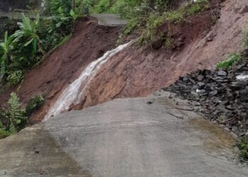 Bencana longsor memutus akses jalan penghubung Desa Toblong Kec. Peundeuy ke Desa Maroko Kec. Cibalong Kabupaten Garut.