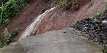 Bencana longsor memutus akses jalan penghubung Desa Toblong Kec. Peundeuy ke Desa Maroko Kec. Cibalong Kabupaten Garut.