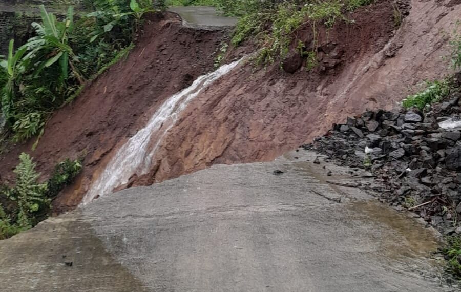 Bencana longsor memutus akses jalan penghubung Desa Toblong Kec. Peundeuy ke Desa Maroko Kec. Cibalong Kabupaten Garut.