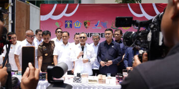 Satuan Tugas (Satgas) Pengawasan Barang Tertentu yang Diberlakukan Tata Niaga Impor menggekar ekspose produk kosmetik ilegal di Kantor Badan Pengawas Obat dan Makanan (BPOM), Jakarta, Senin (30 Sep). Kegiatan tersebut dipimpin oleh Menteri Perdagangan, Zulkifli Hasan.