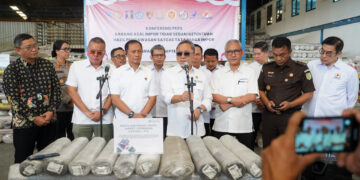 Menteri Perdagangan Zulkifli Hasan melakukan peninjauan terhadap barang impor berupa karpet dan permadani yang diamankan oleh Satuan Tugas (Satgas) Pengawasan Barang Tertentu. Dalam penemuan tersebut, Satgas berhasil mengamankan 2.939 gulung karpet dan permadani asal Turki dengan nilai diperkirakan mencapai Rp10 miliar. Barang-barang ini ditemukan di sebuah gudang di Kawasan Industri Jatake, Tangerang, Banten.