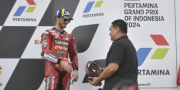 Menteri Pemuda dan Olahraga Republik Indonesia (Menpora RI) Dito Ariotedjo mendapat kesempatan menyerahkan trophy juara ketiga yang diraih pembalap Ducati, Francesco Bagnaia di Sirkuit Mandalika Minggu (29/9) sore. (foto:bagus/kemenpora.go.id)