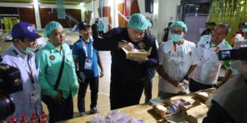 Menteri Pemuda dan Olahraga Republik Indonesia (Menpora RI) Dito Ariotedjo, secara langsung meninjau pusat pengemasan konsumsi Pekan Olahraga Nasional (PON) XXI/2024 Aceh-Sumut di Politeknik Pariwisata (Poltekpar) Negeri Medan, Jum'at (13/9) malam.(foto:herry/kemenpora.go.id)