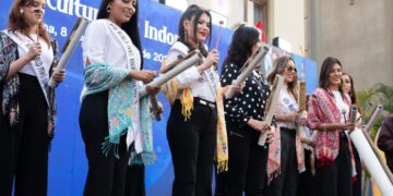 Miss World Peru kenakan batik