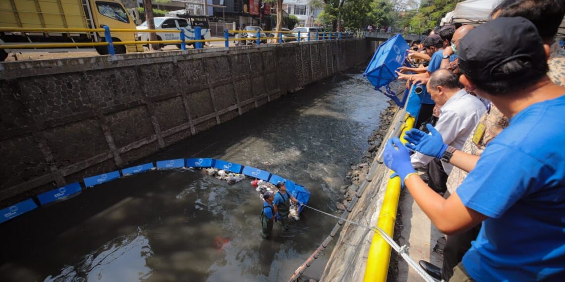 Pemerintah Kota Bandung menggelar kegiatan Mapag Hujan (Maraton Bebersih Walungan dan Susukan).