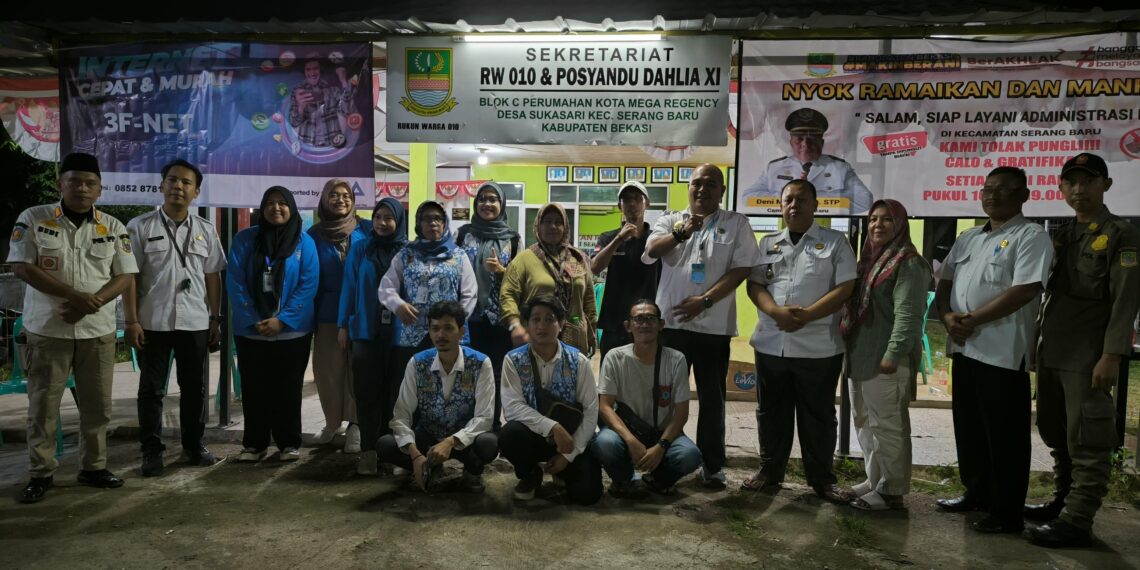 alam rangka mewujudkan pelayanan prima kepada masyarakat, Pemerintah Kecamatan Serang Baru meluncurkan program inovatif SALAM (Siap Layani Admistrasi Malam). Inovasi yang hadir sebagai solusi untuk masyarakat dalam mengakses berbagai layanan terkait administrasi kependudukan, tanpa harus mengajukan ijin cuti kerja. Foto : Arif Tiarno