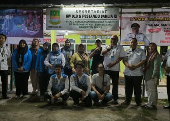 alam rangka mewujudkan pelayanan prima kepada masyarakat, Pemerintah Kecamatan Serang Baru meluncurkan program inovatif SALAM (Siap Layani Admistrasi Malam). Inovasi yang hadir sebagai solusi untuk masyarakat dalam mengakses berbagai layanan terkait administrasi kependudukan, tanpa harus mengajukan ijin cuti kerja. Foto : Arif Tiarno