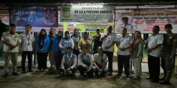 alam rangka mewujudkan pelayanan prima kepada masyarakat, Pemerintah Kecamatan Serang Baru meluncurkan program inovatif SALAM (Siap Layani Admistrasi Malam). Inovasi yang hadir sebagai solusi untuk masyarakat dalam mengakses berbagai layanan terkait administrasi kependudukan, tanpa harus mengajukan ijin cuti kerja. Foto : Arif Tiarno