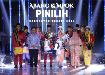 Pj Bupati Bekasi Dedy Supriyadi menghadiri acara Malam Final Pemilihan Abang Mpok (Ampok) Kabupaten Bekasi tahun 2024, di Kolam Renang Aquatic Stadion Wibawamukti, Cikarang, pada Sabtu (21/9/2024) malam. FOTO : ENDAR RAZIQ B/NEWSROOM DISKOMINFOSANTIK.