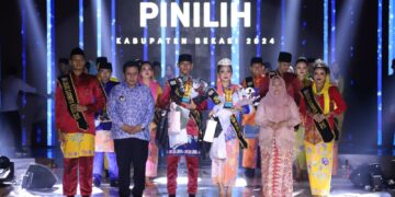 Pj Bupati Bekasi Dedy Supriyadi menghadiri acara Malam Final Pemilihan Abang Mpok (Ampok) Kabupaten Bekasi tahun 2024, di Kolam Renang Aquatic Stadion Wibawamukti, Cikarang, pada Sabtu (21/9/2024) malam. FOTO : ENDAR RAZIQ B/NEWSROOM DISKOMINFOSANTIK.