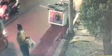 Tangkapan layar rekaman CCTV, tersangka penculik bayi di kawasan Cibiru, Kota Bandung.(Foto:Istimewa).