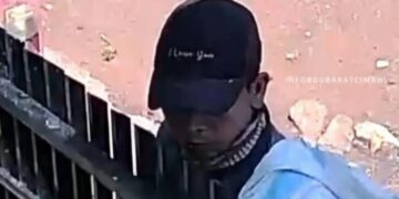 Aksi pencurian di rumah kosong menyamar sebagai pemulung di Kabupaten Bandung Barat terekam CCTV.(Foto:Istimewa).