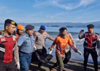 Proses evakuasi jasad pelajar MAN 2 Sukabumi, Langlang Buana, di Pantai Cipatuguran, Pelabuhanratu, Kabupaten Sukabumi.(Foto:Istimewa).