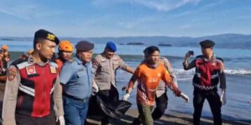 Proses evakuasi jasad pelajar MAN 2 Sukabumi, Langlang Buana, di Pantai Cipatuguran, Pelabuhanratu, Kabupaten Sukabumi.(Foto:Istimewa).