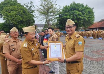 Kepala Dinas Koperasi dan Usaha Kecil Menengah (Diskop UKM) Kabupaten Garut, Ridzky Ridznurdhin, meraih dua penghargaan bergengsi dalam waktu kurang dari satu pekan.