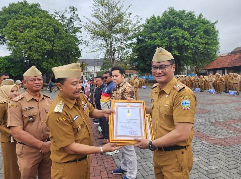 Kepala Dinas Koperasi dan Usaha Kecil Menengah (Diskop UKM) Kabupaten Garut, Ridzky Ridznurdhin, meraih dua penghargaan bergengsi dalam waktu kurang dari satu pekan.