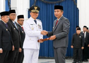 Penjabat Gubernur Jawa Barat, Bey Machmudin melantik A Koswara sebagai Penjabat Wali Kota Bandung di Gedung Sate Jumat 20 September 2024.