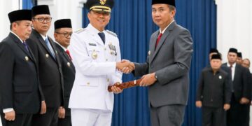 Penjabat Gubernur Jawa Barat, Bey Machmudin melantik A Koswara sebagai Penjabat Wali Kota Bandung di Gedung Sate Jumat 20 September 2024.