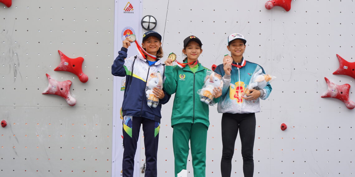 Widia Fujiyanti, atlet panjat tebing asal Jawa Barat, harus puas meraih medali perak pada nomor combined (Boulder & Lead) di Venue Panjat, Komplek Stadion Harapan Bangsa, Banda Aceh, Minggu (8/9/2024).