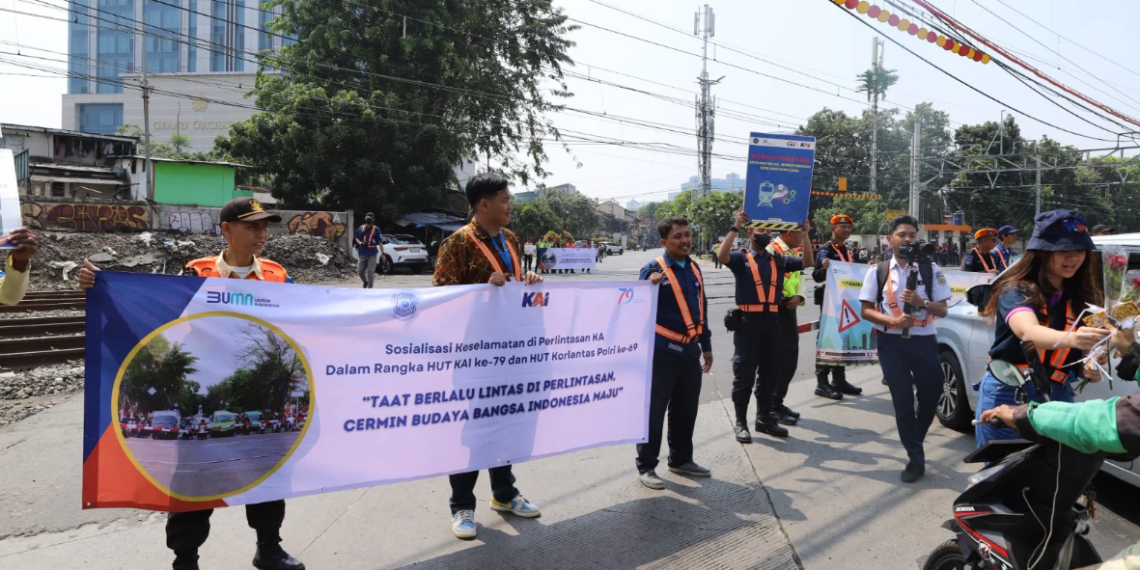 Sosialisasi keselamatan di perlintasan KA.(FOTO: Humas KAI)