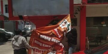 Aksi perusakan baliho program unggulan petahana oleh sekelompok massa konvoi. (Dok. Istimewa)