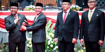 Penjabat Wali Kota Bandung, A. Koswara, mengucapkan selamat kepada pimpinan baru Dewan Perwakilan Rakyat Daerah (DPRD) Kota Bandung yang dilantik dalam Rapat Paripurna DPRD di Jalan Sukabumi. Pimpinan DPRD periode 2024-2029 terdiri dari Ketua H. Asep Mulyadi (PKS), Wakil Ketua I Toni Wijaya (Partai Gerindra), dan Wakil Ketua II H. Edwin Senjaya (Partai Golkar).