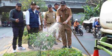Pj. Bupati Bekasi Dedy Supriyadi didampingi Kepala Dinas Perkimtan Kabupaten Bekasi Nur Chaidir, Meninjau penataan taman median jalan lanjutan segment 1 yang berada di sepanjang Inspeksi Kalimalang Tegal Gede - Tegal Danas. Desa. Cibatu, Cikarang Selatan. Pada Senin, (02/09/2024). FOTO : ENDAR RAZIQ B / NEWSROOM DISKOMINFOSANTIK.