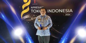 Penjabat Bupati Bekasi, Dedy Supriyadi, menerima penghargaan dalam acara Apresiasi Tokoh Indonesia 2024 yang diselenggarakan oleh Tempo Inti Media Tbk, Kategori Perekonomian dan UMKM, di Hotel Borobudur Jakarta, pada Selasa (10/09/2024). FOTO : Nurachman Akbar/Newsroom Diskominfosantik.
