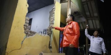 Penjabat (Pj) Bupati Garut, Barnas Adjidin, meninjau langsung rumah-rumah warga yang terdampak gempa bumi berkekuatan Magnitudo (M) 4.9 di Kecamatan Pasirwangi, Kabupaten Garut, pada Rabu (18/9/2024).