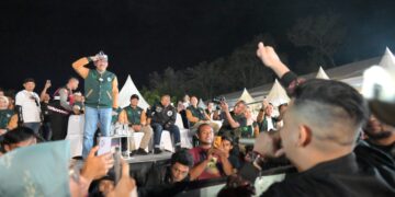 Ribuan warga tumpah ruah padati Open Space Galery Linggarjati untuk menyaksikan acara penutupan Kuningan Fair 2024. Yang secara resmi ditutup Penjabat Bupati Kuningan Iip Hidajat