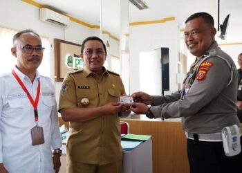 Pj Bupati Sumedang Yudia Ramli perpanjang SIM di Mal Pelayanan Publik (MPP) pada Senin (23/09/2024)