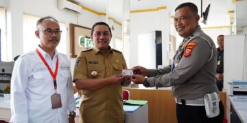 Pj Bupati Sumedang Yudia Ramli perpanjang SIM di Mal Pelayanan Publik (MPP) pada Senin (23/09/2024)
