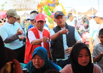 Pj Sekretaris Daerah Kabupaten Bekasi, Jaoharul Alam membuka kegiatan Berkolaborasi Terus Melayani (Botram) yang digelar Disdukcapil Kabupaten Bekasi, di Lapangan Bola, Desa Sukatenang Kecamatan Sukawangi, pada Sabtu (21/09/2024).