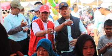 Pj Sekretaris Daerah Kabupaten Bekasi, Jaoharul Alam membuka kegiatan Berkolaborasi Terus Melayani (Botram) yang digelar Disdukcapil Kabupaten Bekasi, di Lapangan Bola, Desa Sukatenang Kecamatan Sukawangi, pada Sabtu (21/09/2024).