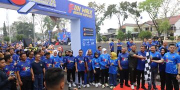 Penjabat (Pj) Bupati Garut, Barnas Adjidin, menghadiri acara Fun Walk dalam rangka syukuran Hari Ulang Tahun (HUT) Polisi Lalu Lintas (Polantas) Bhayangkara ke-69 di Lapangan Markas Polres Garut, Jalan Raya Suci, Kecamatan Karangpawitan, pada Selasa pagi.