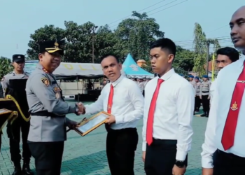 Kapolres Sukabumi AKBP Samian memberikan penghargaan kepada anggotanya yang berprestasi.