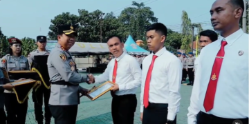 Kapolres Sukabumi AKBP Samian memberikan penghargaan kepada anggotanya yang berprestasi.