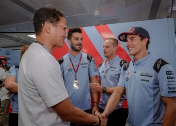 Menparekraf Sandiaga Uno bertemu Marc Marquez pada saat meninjau pelaksanaan Pertamina Grand Prix of Indonesia 2024 di Pertamina Mandalika International Circuit, Lombok Tengah, Nusa Tenggara Barat, Jumat (27/9/2024).