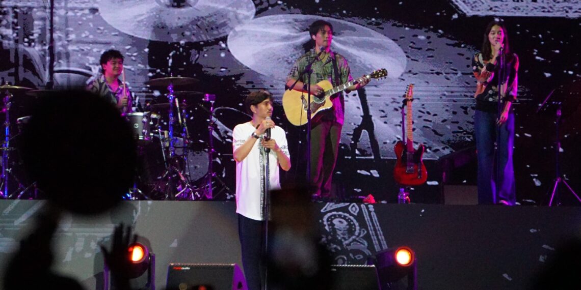 Ribuan penonton konser Sheila On 7 bertajuk "Tunggu Aku Di" digelar di Stadion Atletik Rumbai, Pekanbaru, pada 31 Agustus 2024.