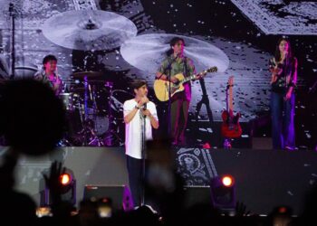 Ribuan penonton konser Sheila On 7 bertajuk "Tunggu Aku Di" digelar di Stadion Atletik Rumbai, Pekanbaru, pada 31 Agustus 2024.