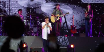 Ribuan penonton konser Sheila On 7 bertajuk "Tunggu Aku Di" digelar di Stadion Atletik Rumbai, Pekanbaru, pada 31 Agustus 2024.