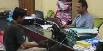 K alias O, tersangka pelaku penganiayaan mencungkil mata menjalani pemeriksaan penyidik di Mapolres Bogor.(Foto:istimewa).