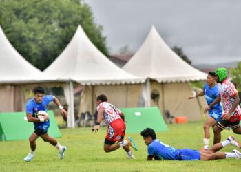 Tim Jawa Barat (Jabar) tampil perkasa di hari pertama penyisihan cabang olahraga (cabor) Rugby 7’s beregu putra PON XXI Aceh-Sumut 2024, Selasa (17/9) sore. Bermain di tengah guyuran hujan, Sukarma dan kawan-kawan sukses menaklukkan tim Papua dengan skor 17-10 dalam laga perdana pool B.(foto:andre/kemenpora.go.id)