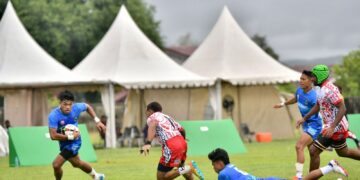 Tim Jawa Barat (Jabar) tampil perkasa di hari pertama penyisihan cabang olahraga (cabor) Rugby 7’s beregu putra PON XXI Aceh-Sumut 2024, Selasa (17/9) sore. Bermain di tengah guyuran hujan, Sukarma dan kawan-kawan sukses menaklukkan tim Papua dengan skor 17-10 dalam laga perdana pool B.(foto:andre/kemenpora.go.id)