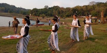 Tradisi larung di Kabupaten Sumedang.