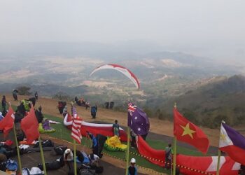 Sebanyak 100 pilot dari 14 negara akan berpartisipasi dalam West Java Paragliding Championship 2024 yang akan diadakan di Kabupaten Sumedang.